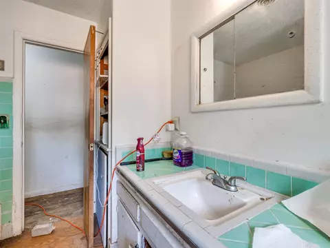 Bath - 6644 E 26th Pl, Tulsa, OK 74129 photo 2 of 2