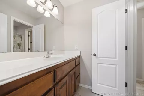 Bath - 7709 El Paso St, Broken Arrow, OK 74014 photo 5 of 5