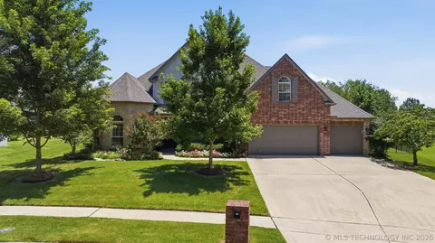 Exterior - 7709 El Paso St, Broken Arrow, OK 74014 photo 2 of 9