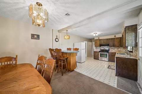 Dining - 24952 E 101st St S, Broken Arrow, OK 74014 photo 3 of 3