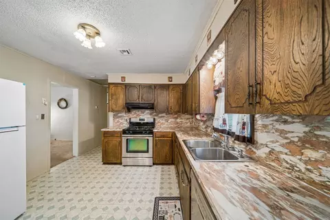 Kitchen - 24952 E 101st St S, Broken Arrow, OK 74014 photo 3 of 4