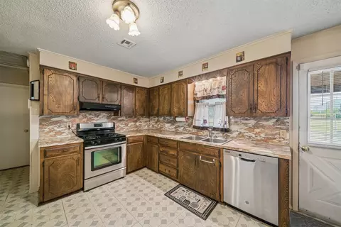 Kitchen - 24952 E 101st St S, Broken Arrow, OK 74014 photo 4 of 4