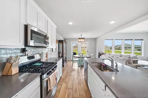 Kitchen - 3555 E 155th St, Bixby, OK 74008 photo 5 of 7
