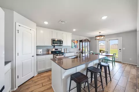 Kitchen - 3555 E 155th St, Bixby, OK 74008 photo 2 of 7