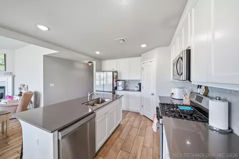 Kitchen - 3555 E 155th St, Bixby, OK 74008 photo 6 of 7