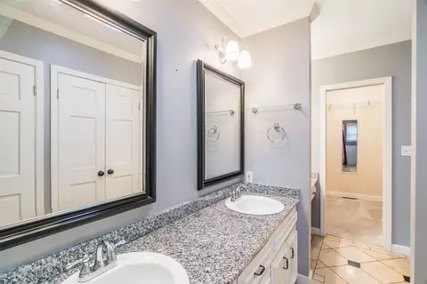Bath - 333 E 29th Pl, Tulsa, OK 74114 photo 3 of 5
