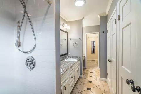 Bath - 333 E 29th Pl, Tulsa, OK 74114 photo 2 of 5