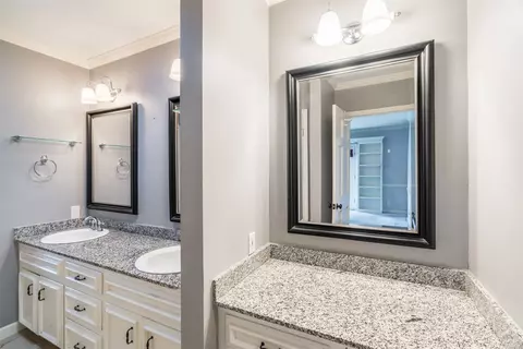 Bath - 333 E 29th Pl, Tulsa, OK 74114 photo 4 of 5
