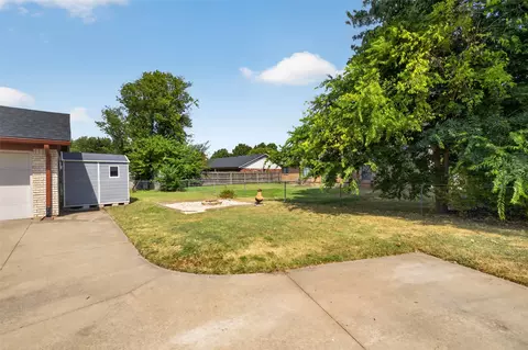 Exterior - 10125 E 29th St, Tulsa, OK 74129 photo 5 of 10
