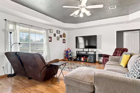 Living - 183 Summit Cir, Durant, OK 74701 photo 1 of 2