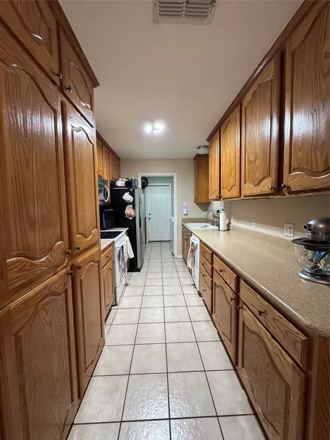 Kitchen - 20126 Old Towne, Thackerville, OK 73459 photo 2 of 5