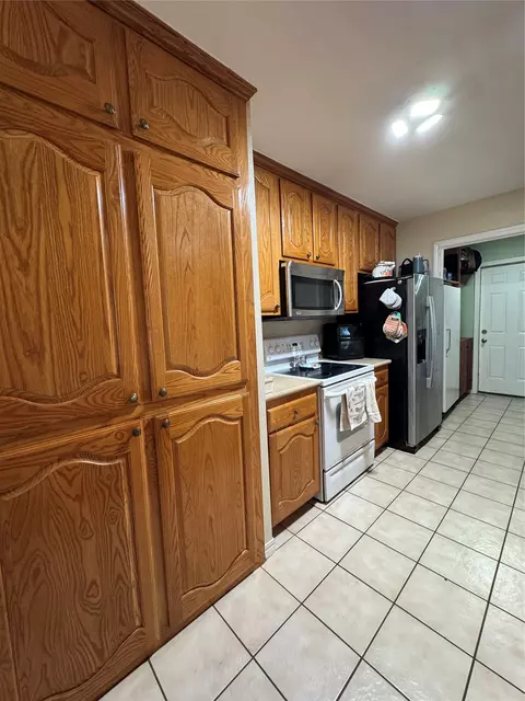 Kitchen - 20126 Old Towne, Thackerville, OK 73459 photo 4 of 5