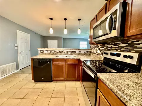 Kitchen - 3401 E Irvington Pl, Broken Arrow, OK 74014 photo 4 of 6