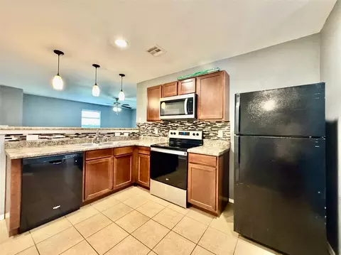 Kitchen - 3401 E Irvington Pl, Broken Arrow, OK 74014 photo 5 of 6