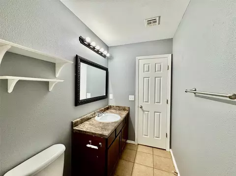Bath - 3401 E Irvington Pl, Broken Arrow, OK 74014 photo 1 of 4