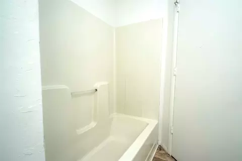 Bath - 313 W Moses St, Cushing, OK 74023 photo 2 of 3