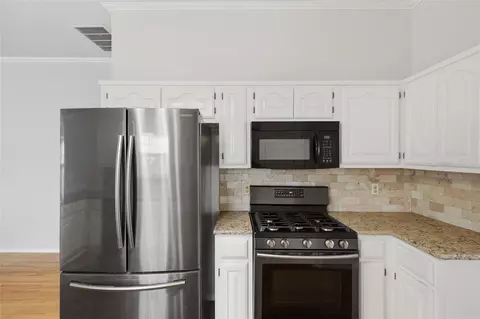 Kitchen - 8910 E 100th Pl, Tulsa, OK 74133 photo 2 of 3