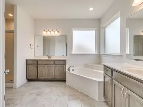 Bath - 7315 E Oak Ridge St, Broken Arrow, OK 74014 photo 1 of 11