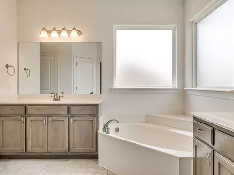 Bath - 7315 E Oak Ridge St, Broken Arrow, OK 74014 photo 4 of 11