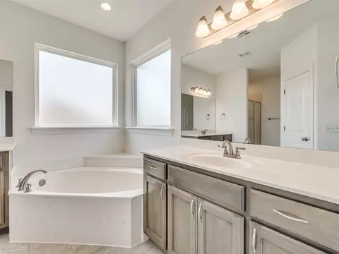 Bath - 7315 E Oak Ridge St, Broken Arrow, OK 74014 photo 5 of 11
