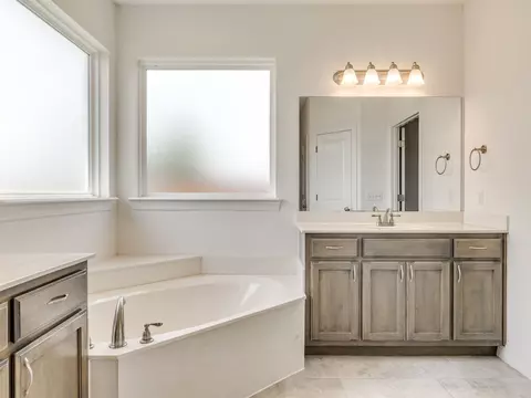 Bath - 7315 E Oak Ridge St, Broken Arrow, OK 74014 photo 7 of 11