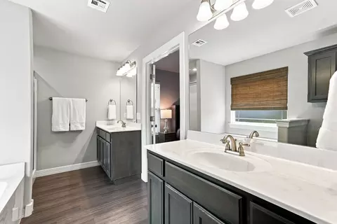 Bath - 2520 E 5 Pl, Tulsa, OK 74104 photo 5 of 6