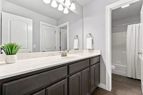 Bath - 2520 E 5 Pl, Tulsa, OK 74104 photo 1 of 6