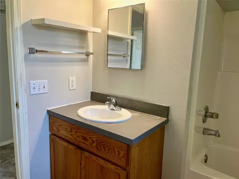 Bath - 6317 E Reading St, Tulsa, OK 74115 photo 3 of 4