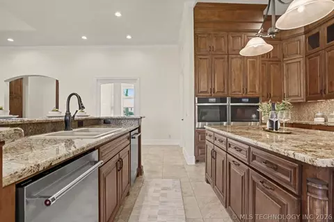 Kitchen - 17743 E Red Hawk Rd, Owasso, OK 74055 photo 5 of 10