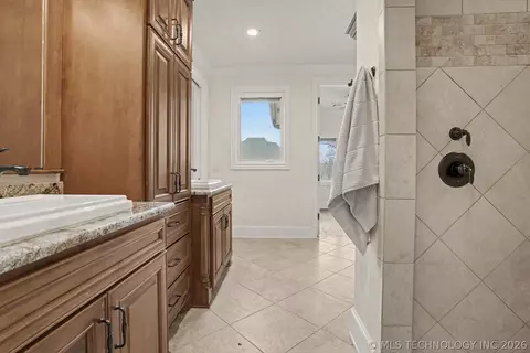 Bath - 17743 E Red Hawk Rd, Owasso, OK 74055 photo 3 of 9