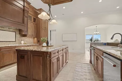 Kitchen - 17743 E Red Hawk Rd, Owasso, OK 74055 photo 6 of 10