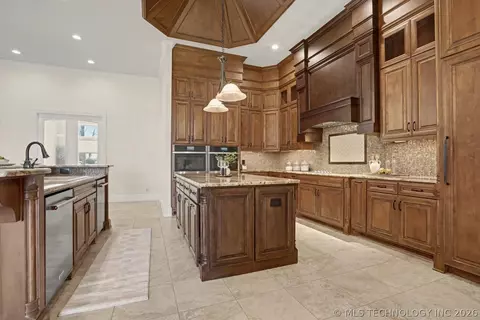 Kitchen - 17743 E Red Hawk Rd, Owasso, OK 74055 photo 2 of 10
