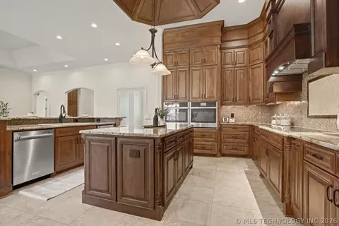 Kitchen - 17743 E Red Hawk Rd, Owasso, OK 74055 photo 3 of 10