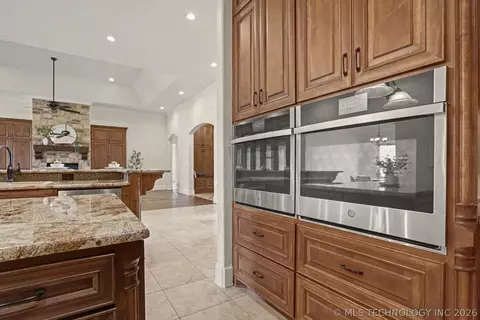 Kitchen - 17743 E Red Hawk Rd, Owasso, OK 74055 photo 7 of 10