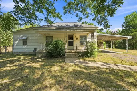 Exterior - 404 E Beach St, Henryetta, OK 74437 photo 1 of 9