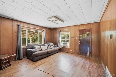 Living - 404 E Beach St, Henryetta, OK 74437 photo 2 of 2
