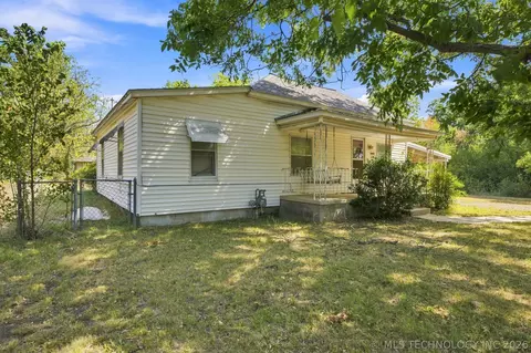 Exterior - 404 E Beach St, Henryetta, OK 74437 photo 2 of 9