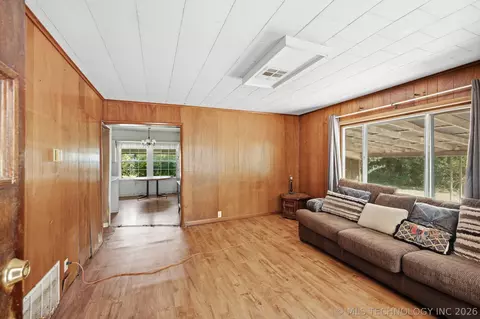 Living - 404 E Beach St, Henryetta, OK 74437 photo 1 of 2