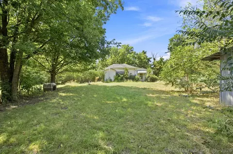 Exterior - 404 E Beach St, Henryetta, OK 74437 photo 7 of 9