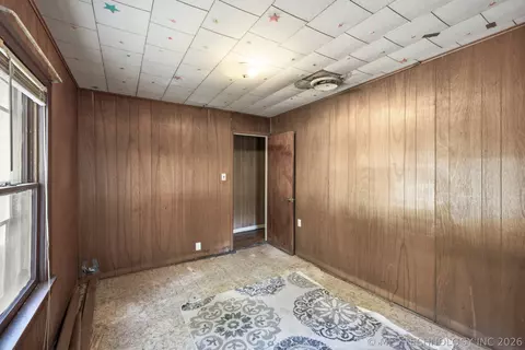 Bedroom - 404 E Beach St, Henryetta, OK 74437 photo 4 of 4