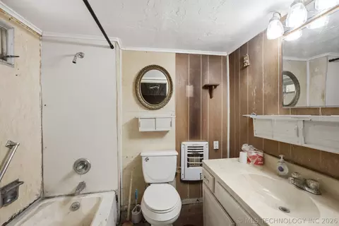 Bath - 404 E Beach St, Henryetta, OK 74437 photo 1 of 1