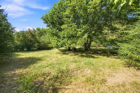 Exterior - 404 E Beach St, Henryetta, OK 74437 photo 6 of 9