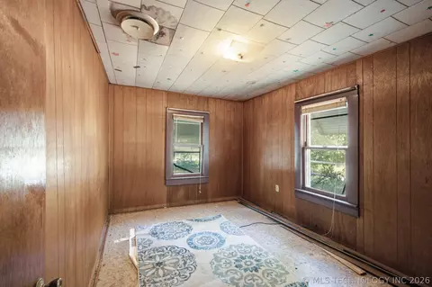 Bedroom - 404 E Beach St, Henryetta, OK 74437 photo 3 of 4