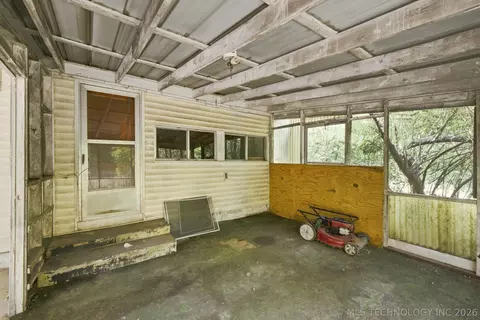 Exterior - 404 E Beach St, Henryetta, OK 74437 photo 3 of 9