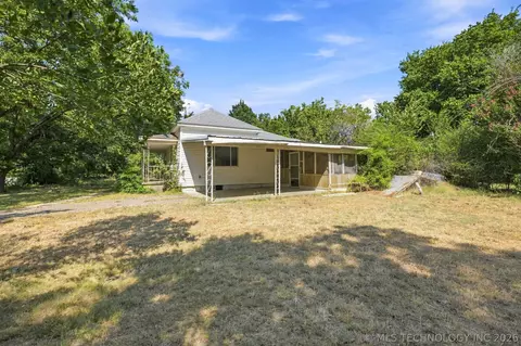 Exterior - 404 E Beach St, Henryetta, OK 74437 photo 4 of 9
