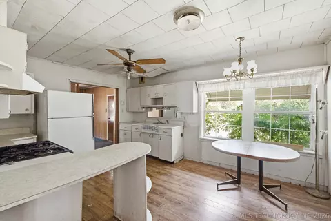 Kitchen - 404 E Beach St, Henryetta, OK 74437 photo 1 of 2