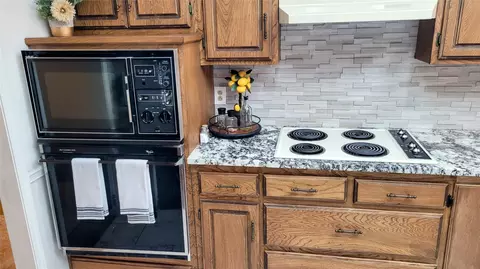 Kitchen - 1405 Willow Brk, Ada, OK 74820 photo 4 of 8