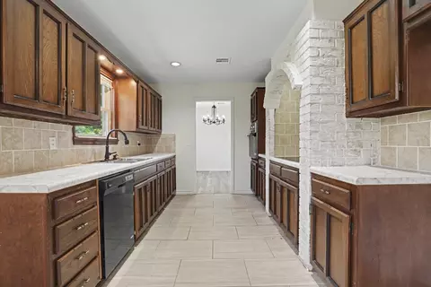Kitchen - 5846 E 63rd St, Tulsa, OK 74136 photo 2 of 4