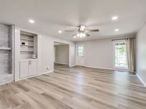 Living - 2979 E 77th Pl, Tulsa, OK 74136 photo 3 of 4