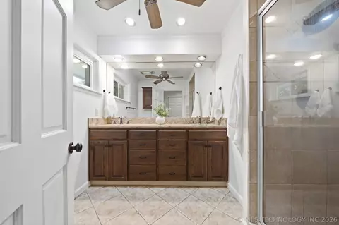 Bath - 2706 E 57th St, Tulsa, OK 74105 photo 2 of 4
